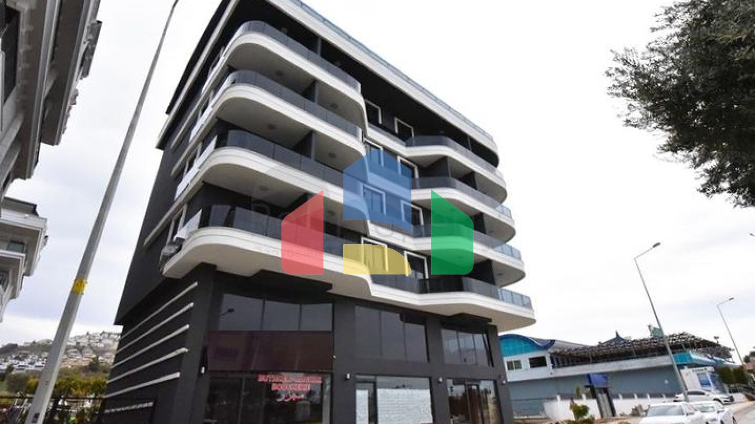 Трикімнатна квартира на березі моря