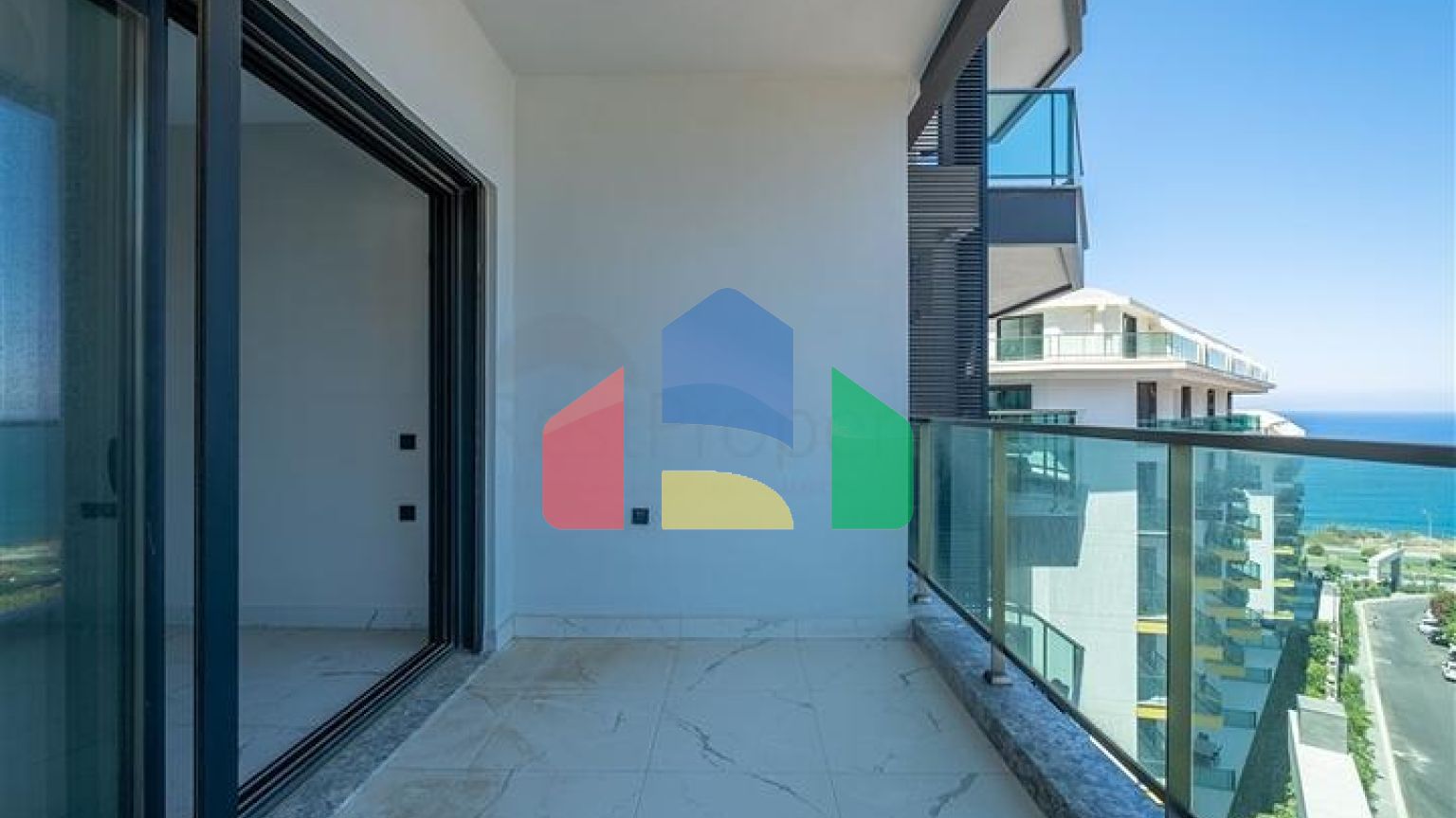 Сучасна квартира 1 + 1 з видом на море всього в 100 метрах від пляжу