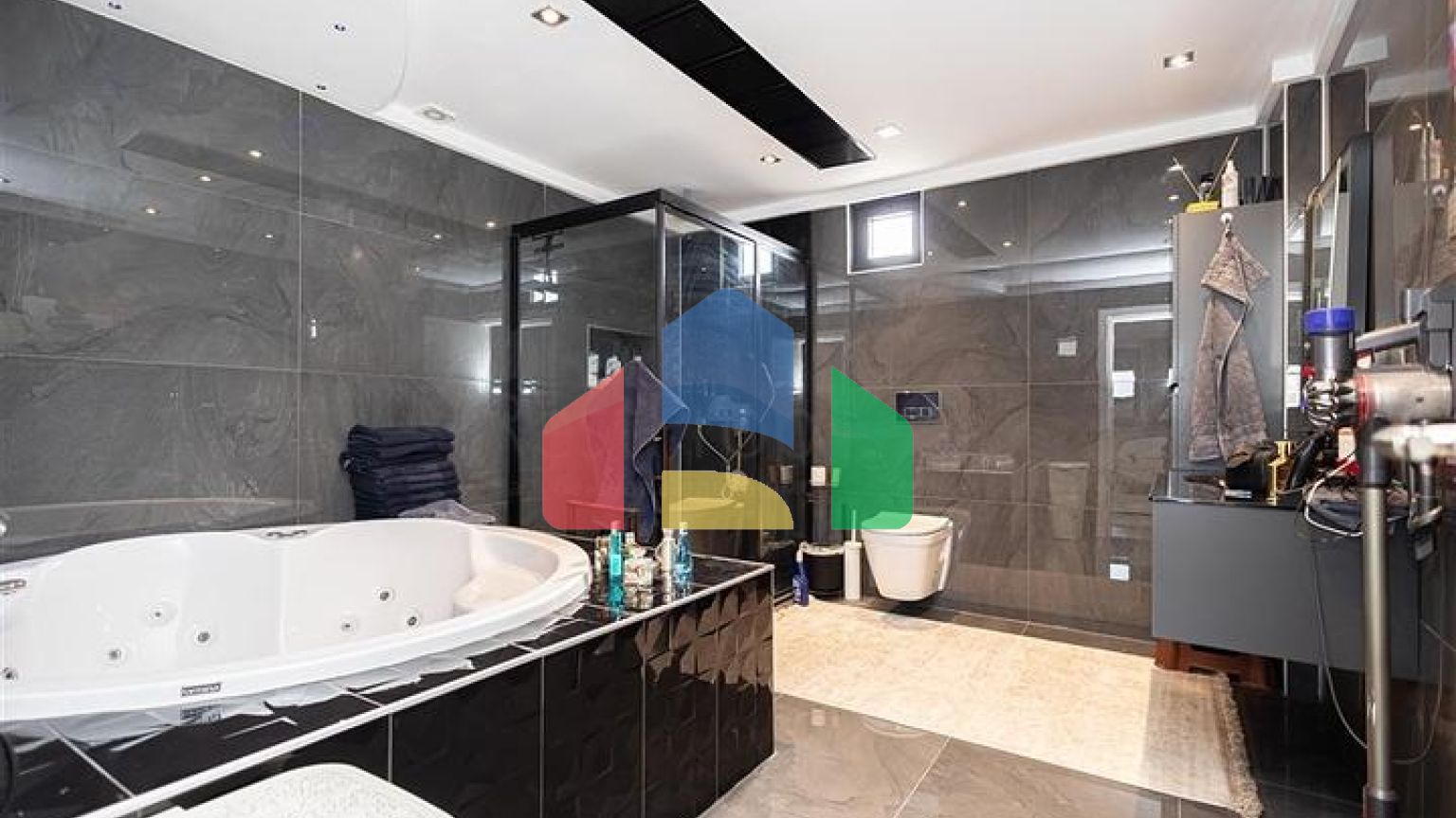 Вілла з панорамним видом на Середземне море-ідеальний простір для життя і відпочинку