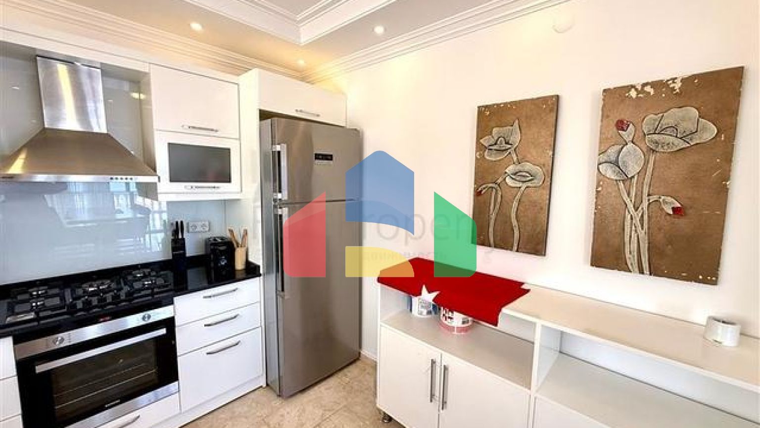 Просторная меблированная вилла с террасой в окружении природы