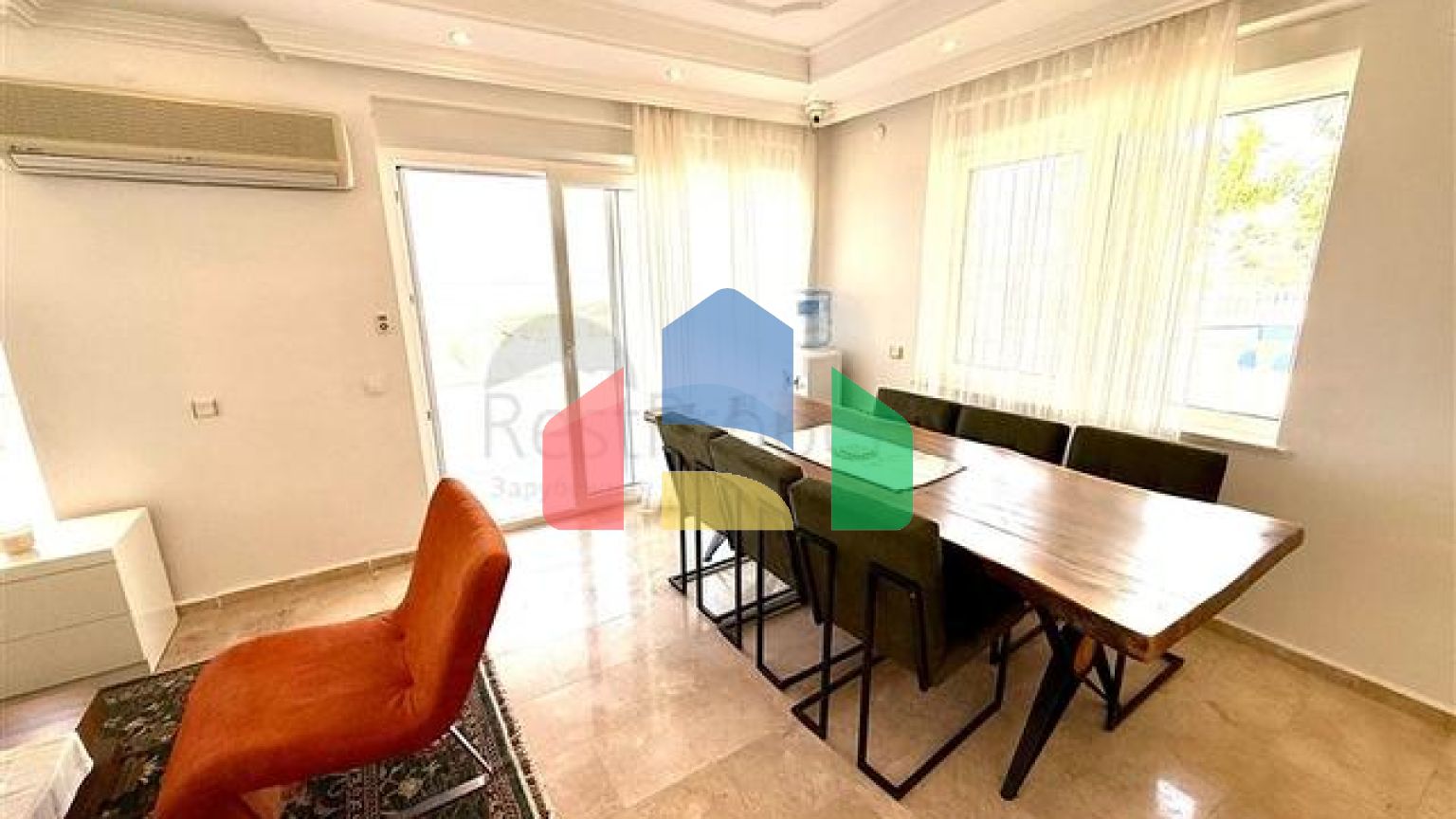 Просторная меблированная вилла с террасой в окружении природы