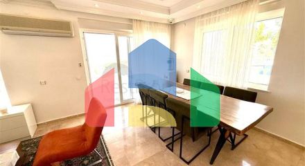 Просторная меблированная вилла с террасой в окружении природы