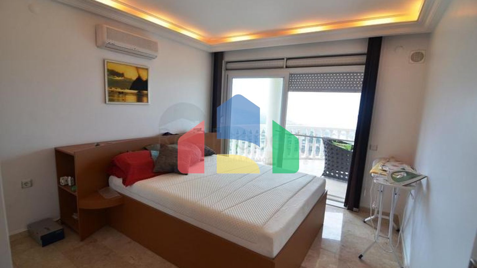 Просторная меблированная вилла с террасой в окружении природы