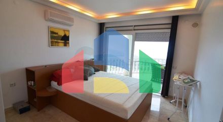 Просторная меблированная вилла с террасой в окружении природы