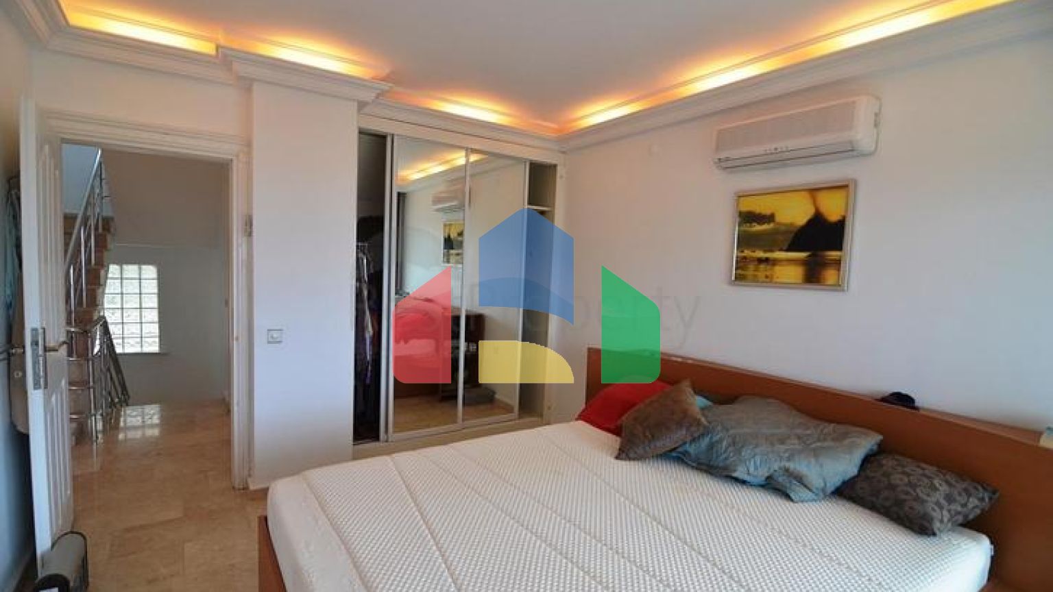 Просторная меблированная вилла с террасой в окружении природы