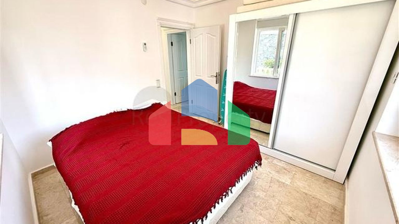 Просторная меблированная вилла с террасой в окружении природы