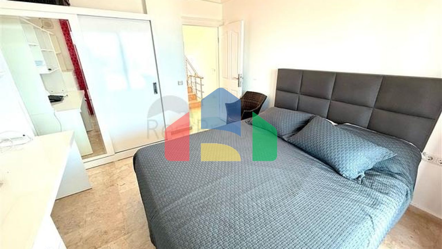 Просторная меблированная вилла с террасой в окружении природы