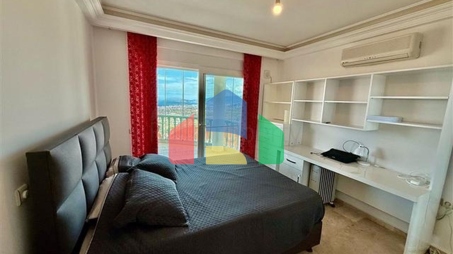 Просторная меблированная вилла с террасой в окружении природы