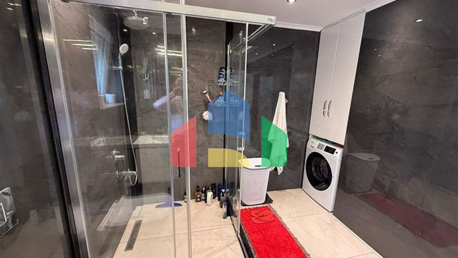 Просторная меблированная вилла с террасой в окружении природы