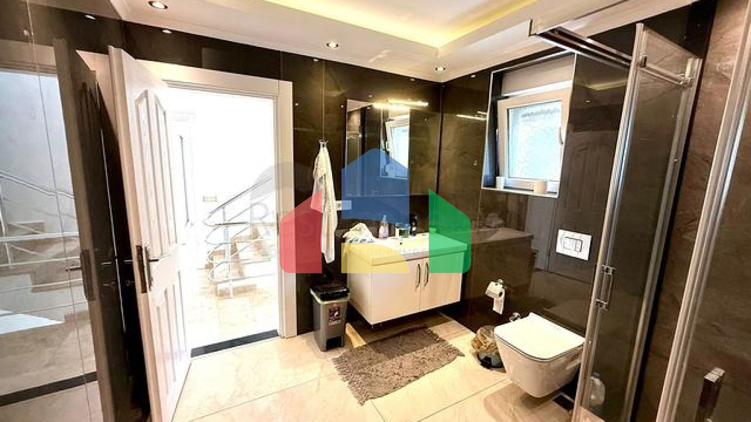 Просторная меблированная вилла с террасой в окружении природы