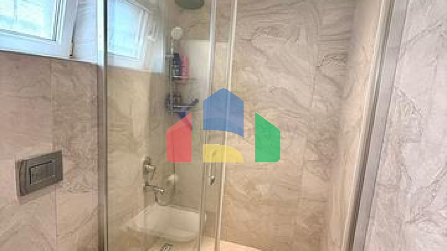 Просторная меблированная вилла с террасой в окружении природы