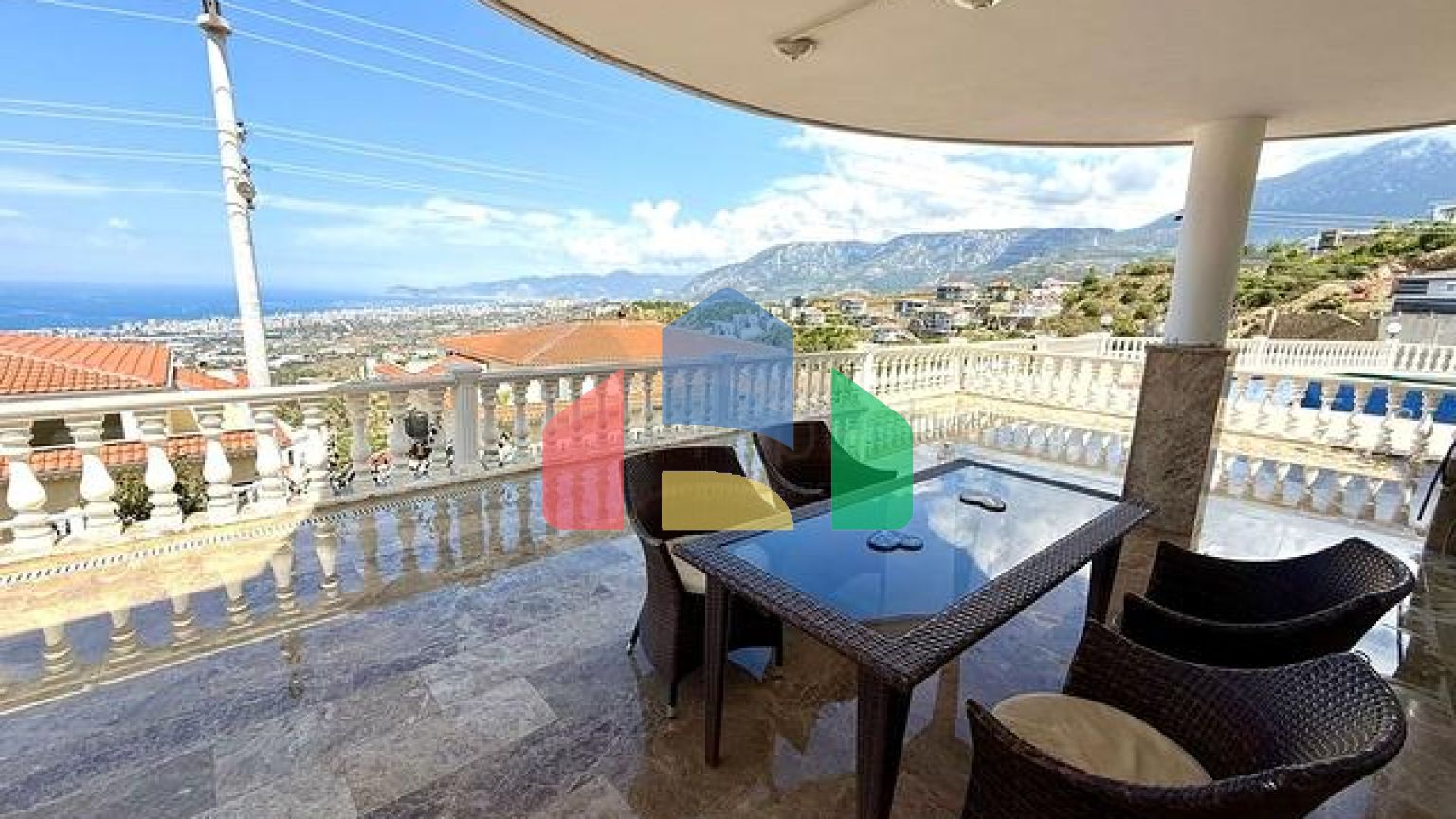 Просторная меблированная вилла с террасой в окружении природы