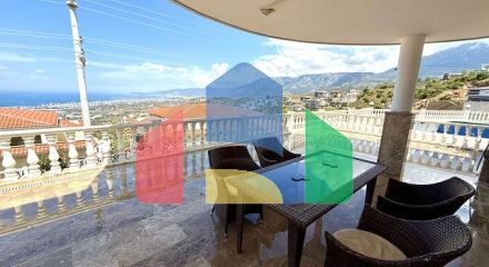 Просторная меблированная вилла с террасой в окружении природы