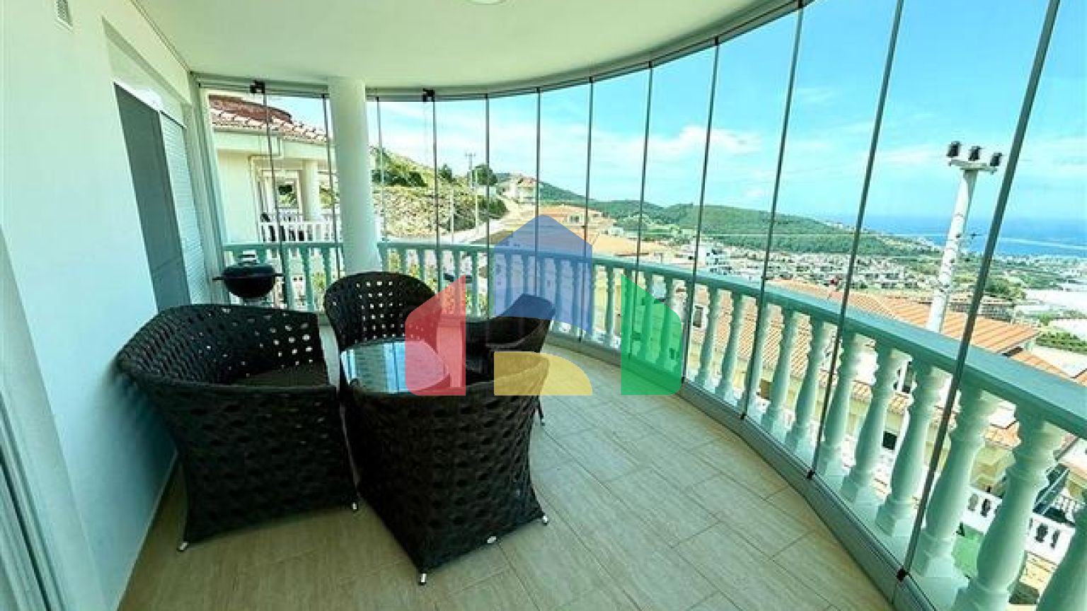 Просторная меблированная вилла с террасой в окружении природы