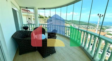 Просторная меблированная вилла с террасой в окружении природы