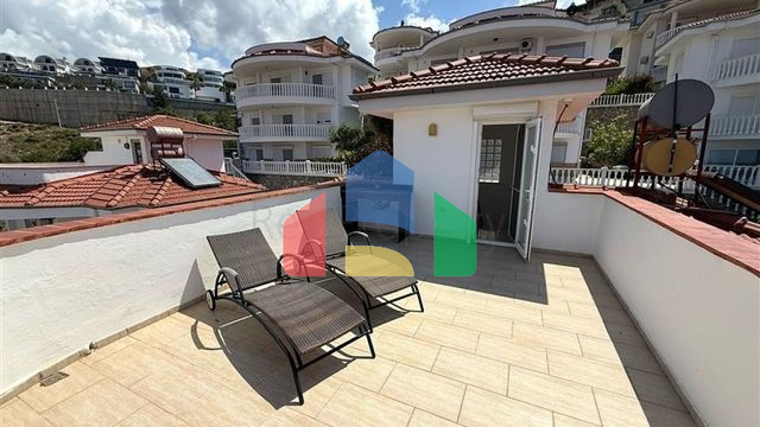 Просторная меблированная вилла с террасой в окружении природы