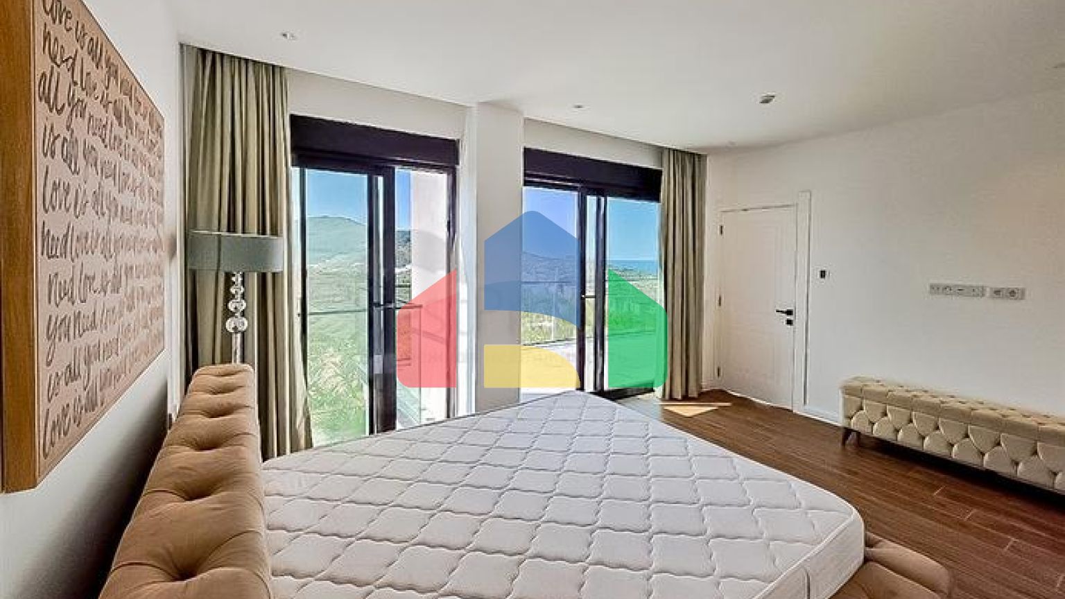 Современная вилла с морским видом в окружении природы и премиального комфорта