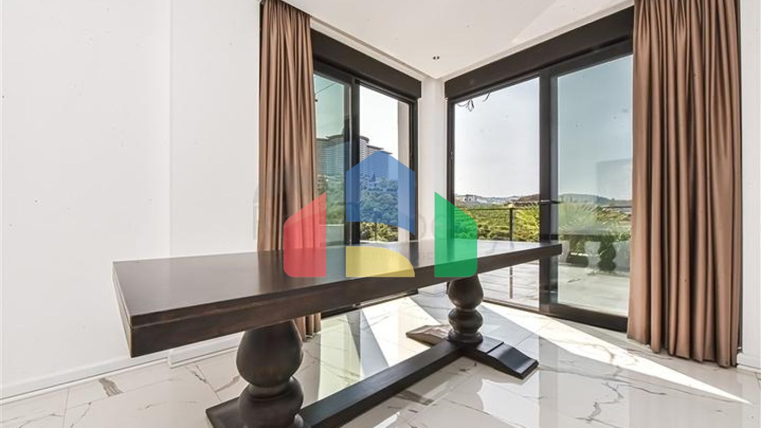 Современная вилла с морским видом в окружении природы и премиального комфорта