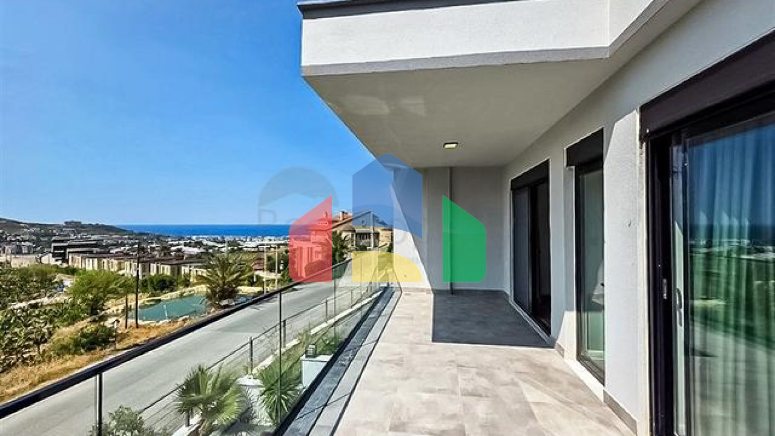 Современная вилла с морским видом в окружении природы и премиального комфорта