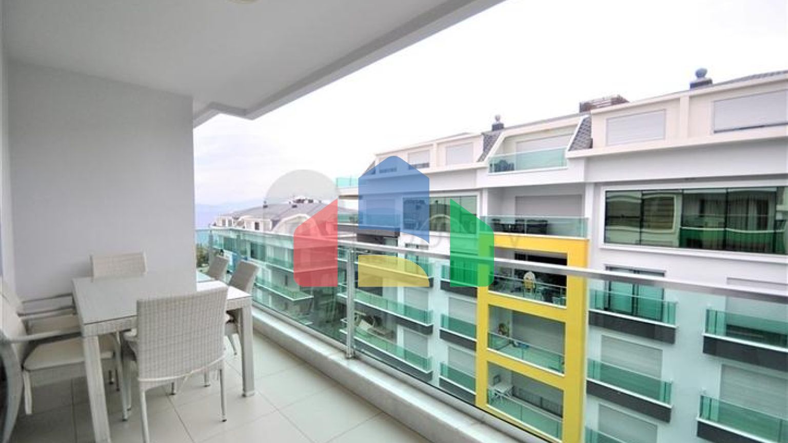 Апартаменти 2 + 1 в комплексі в 50 метрах від пляжу району Каргыджак