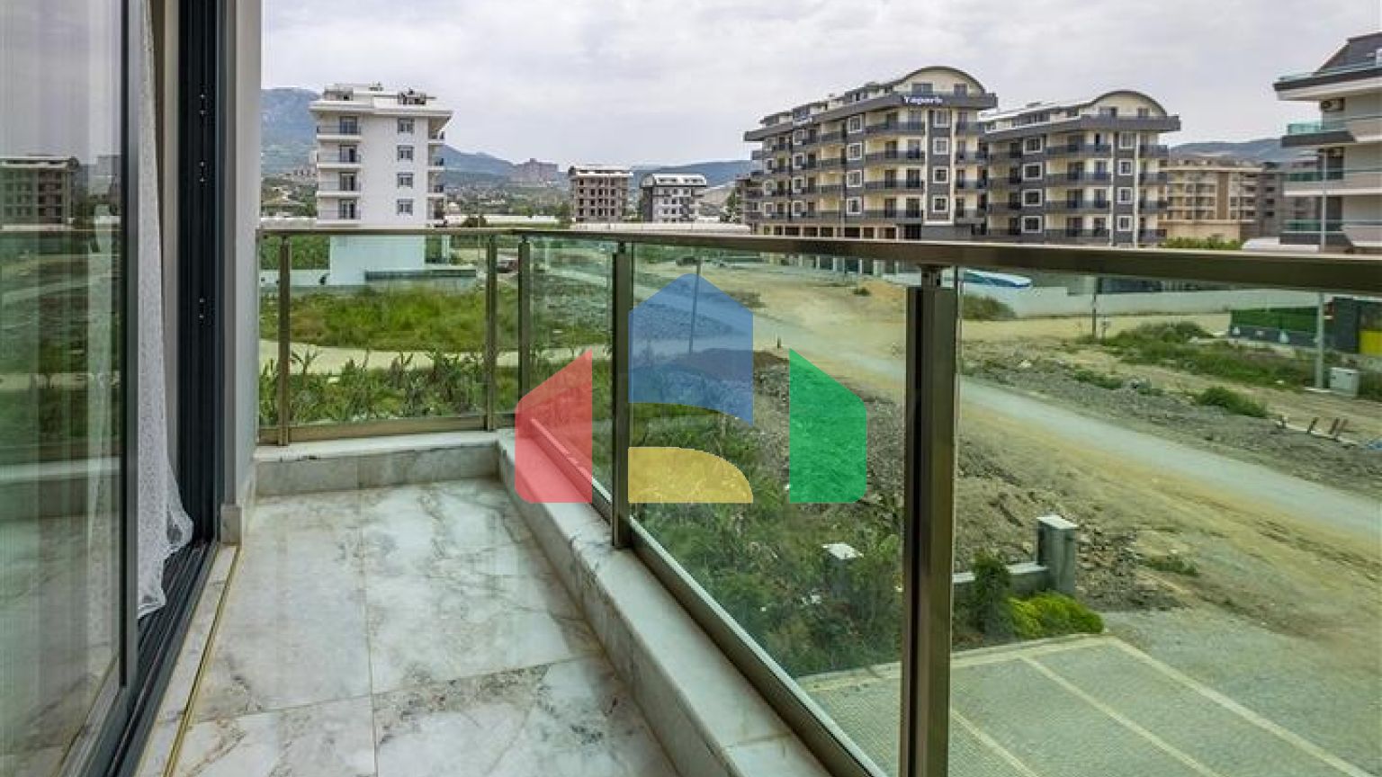 Мебльована квартира 2 + 1 в новому комплексі в районі Каргыджак