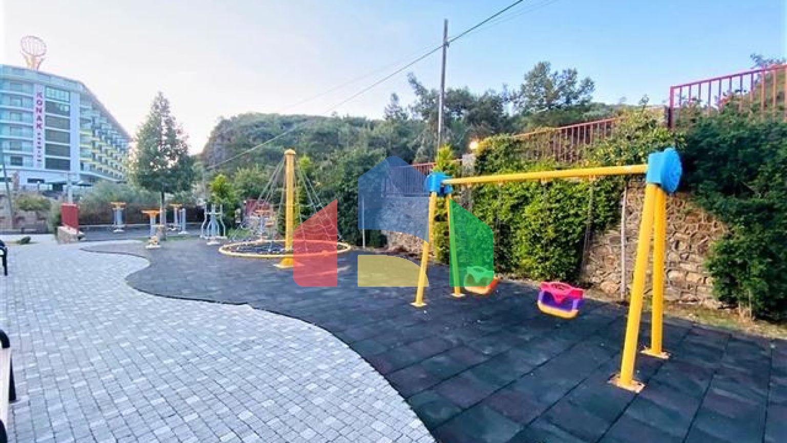 Пентхаус планировкой 2+1 с видом на Средиземное море всего в 400 м до пляжа района Каргыджак