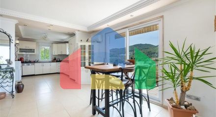 Ідеальний будинок біля моря: простора вілла з видом на Середземне море