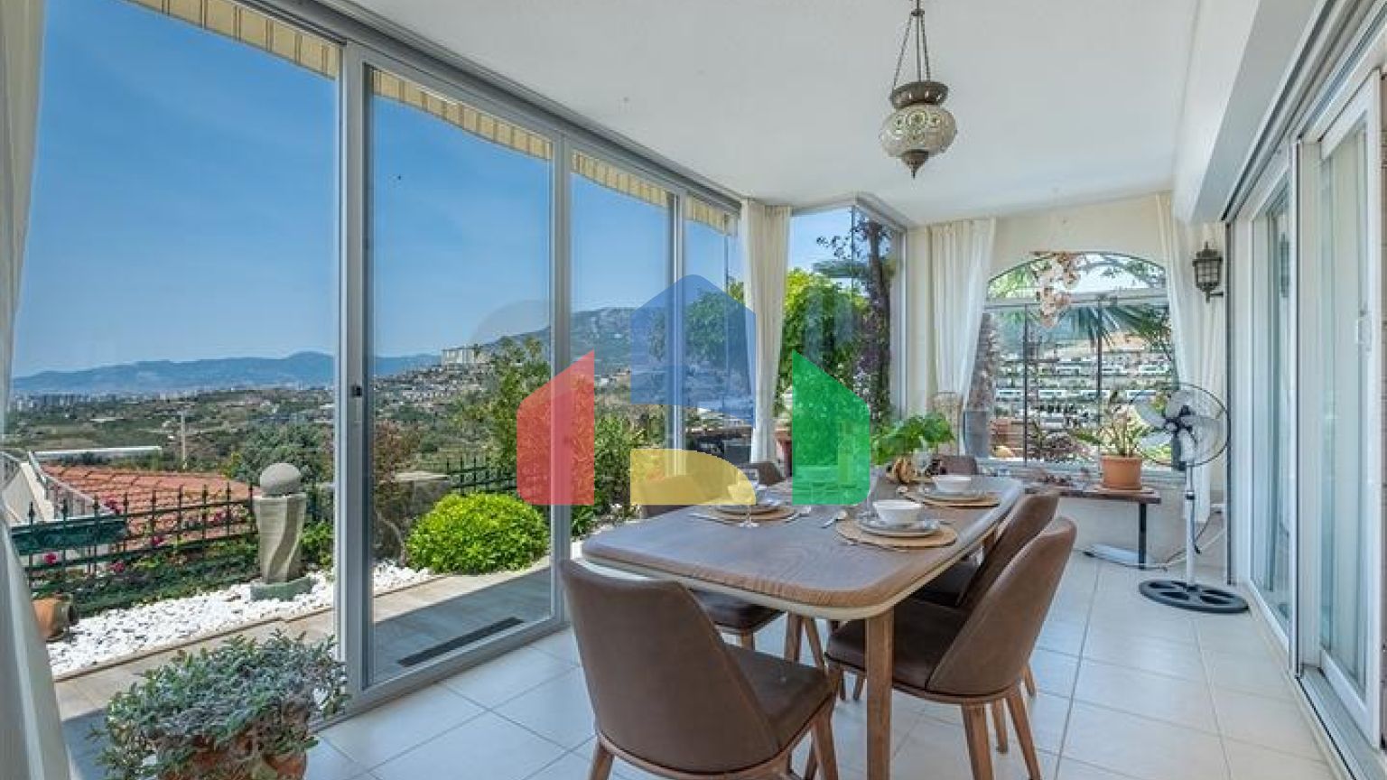 Ідеальний будинок біля моря: простора вілла з видом на Середземне море