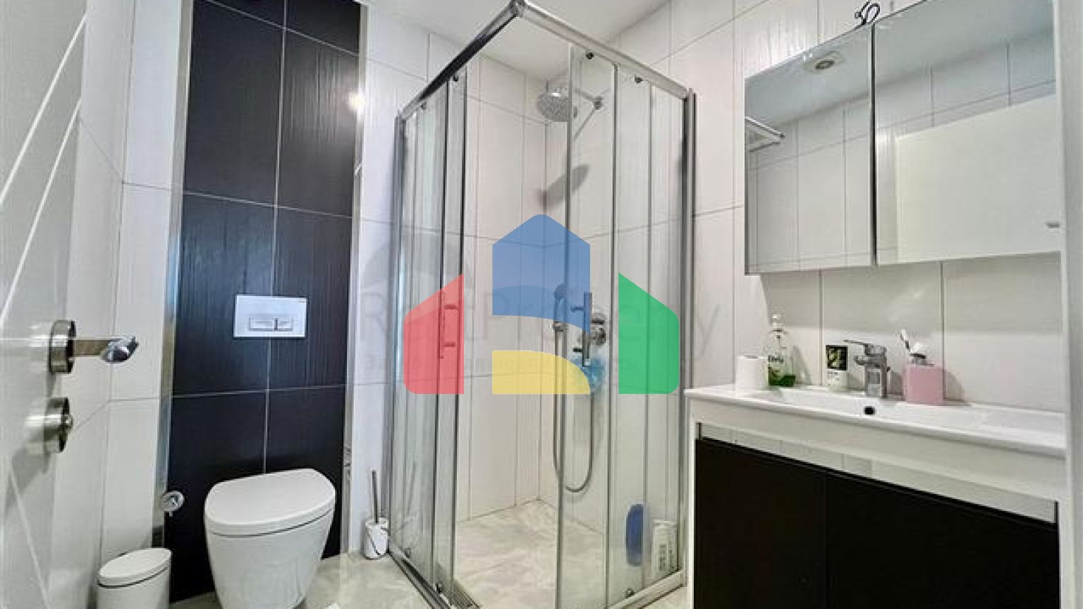 Розкішний пентхаус 4 + 1 на березі Середземного моря