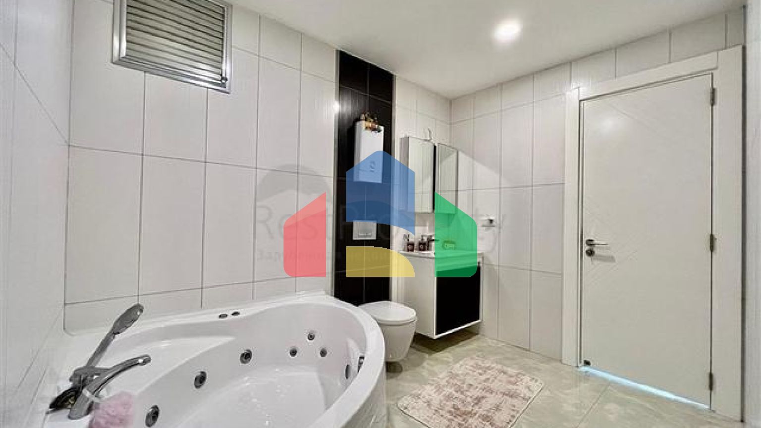 Розкішний пентхаус 4 + 1 на березі Середземного моря