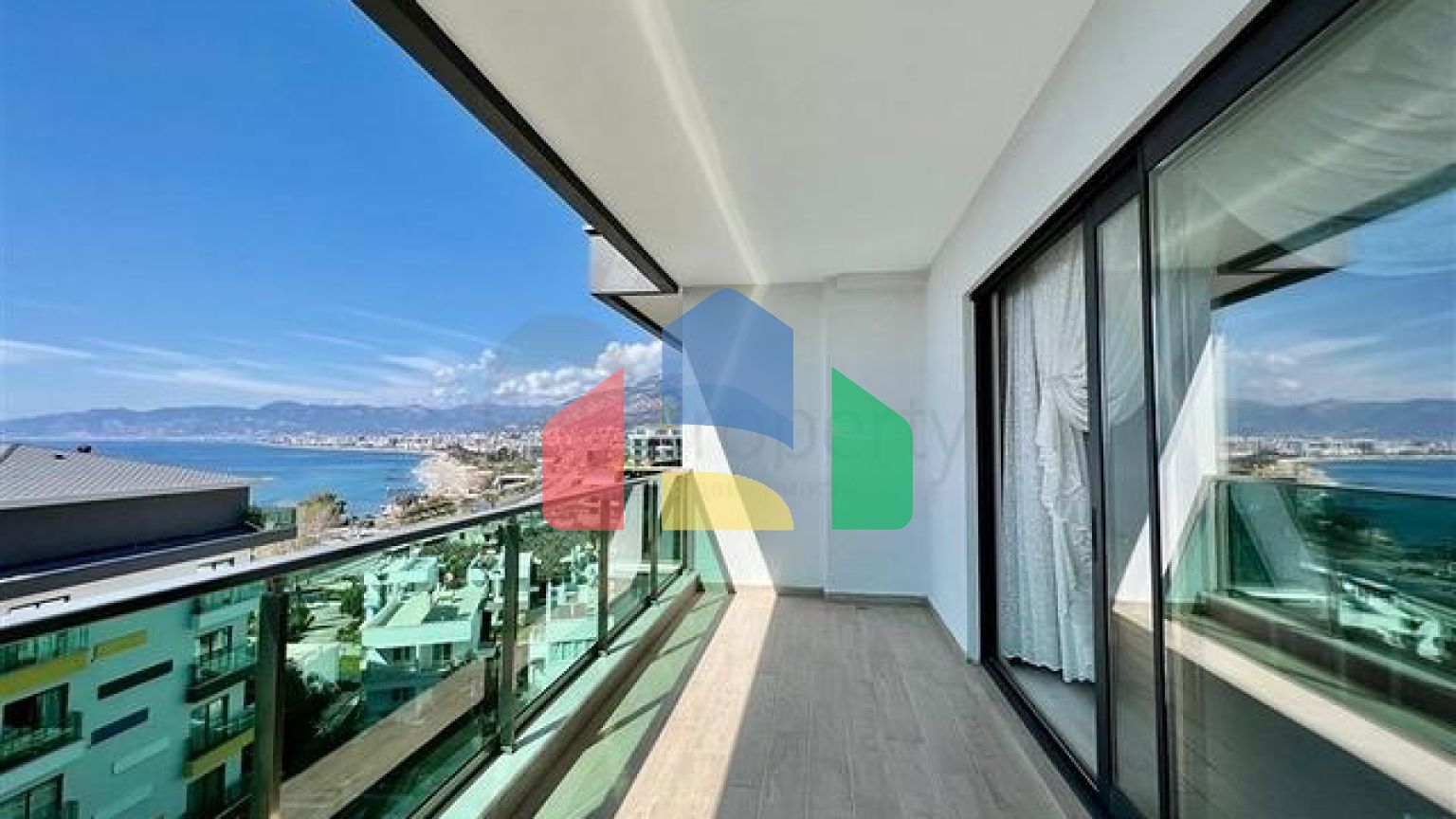 Розкішний пентхаус 4 + 1 на березі Середземного моря