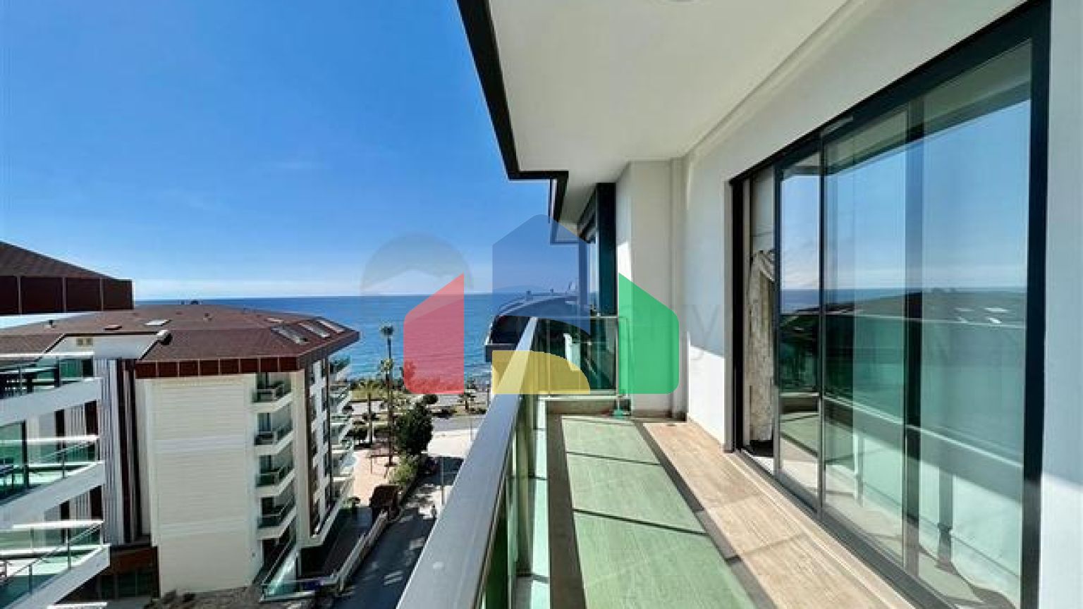 Розкішний пентхаус 4 + 1 на березі Середземного моря