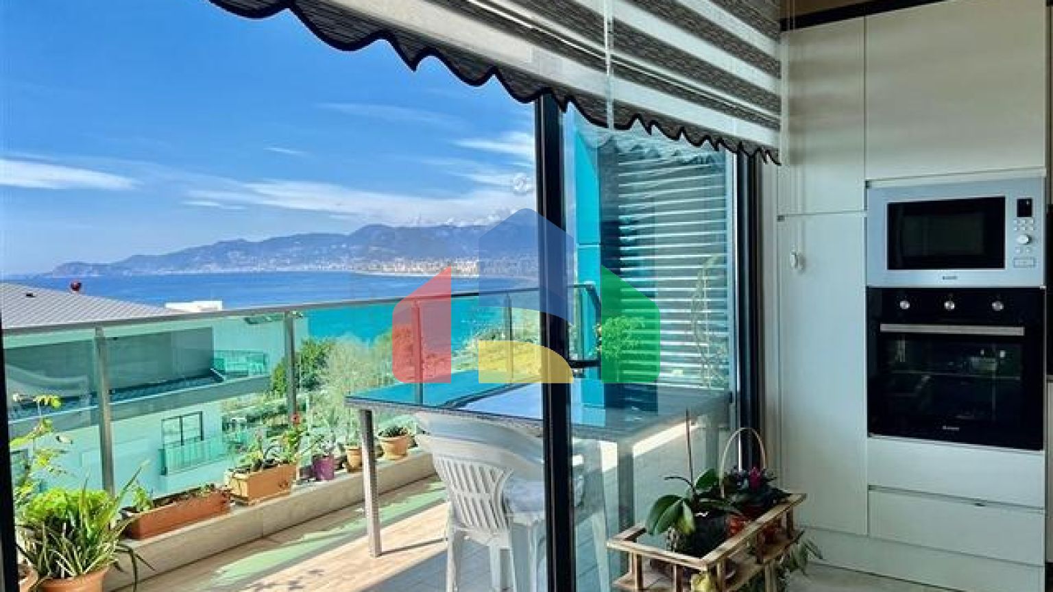 Розкішний пентхаус 4 + 1 на березі Середземного моря