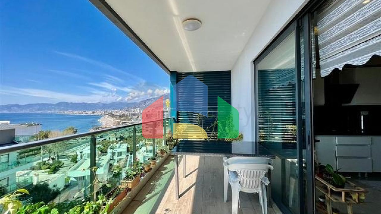 Розкішний пентхаус 4 + 1 на березі Середземного моря