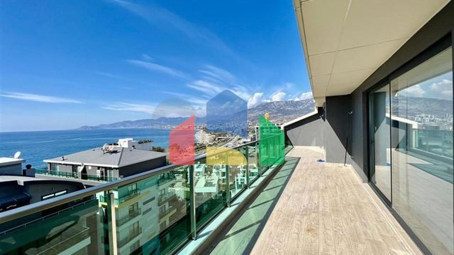 Розкішний пентхаус 4 + 1 на березі Середземного моря