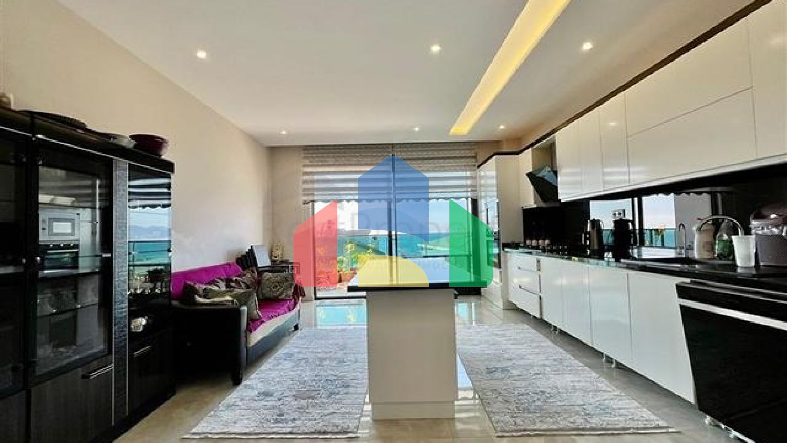 Розкішний пентхаус 4 + 1 на березі Середземного моря