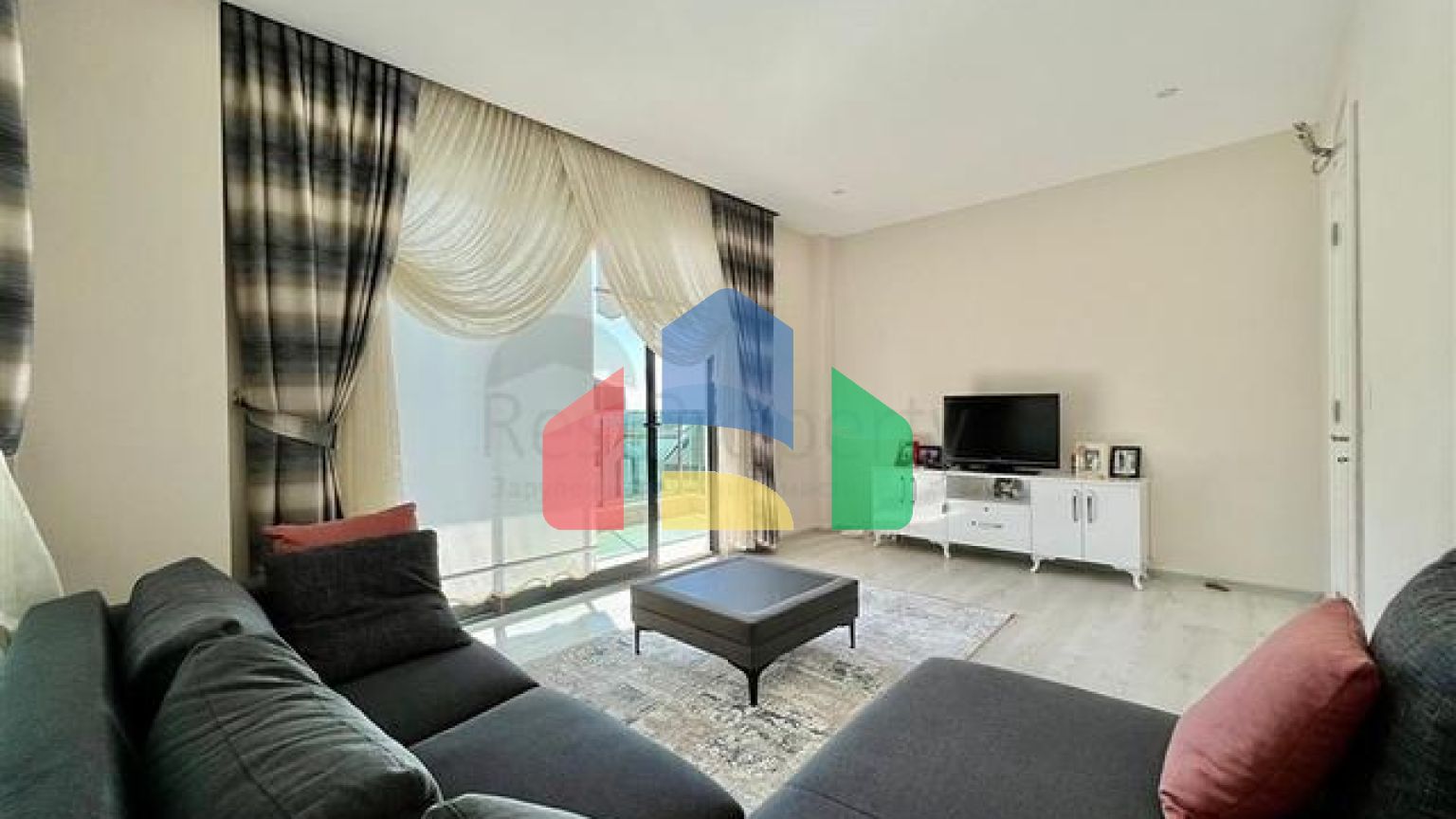 Розкішний пентхаус 4 + 1 на березі Середземного моря