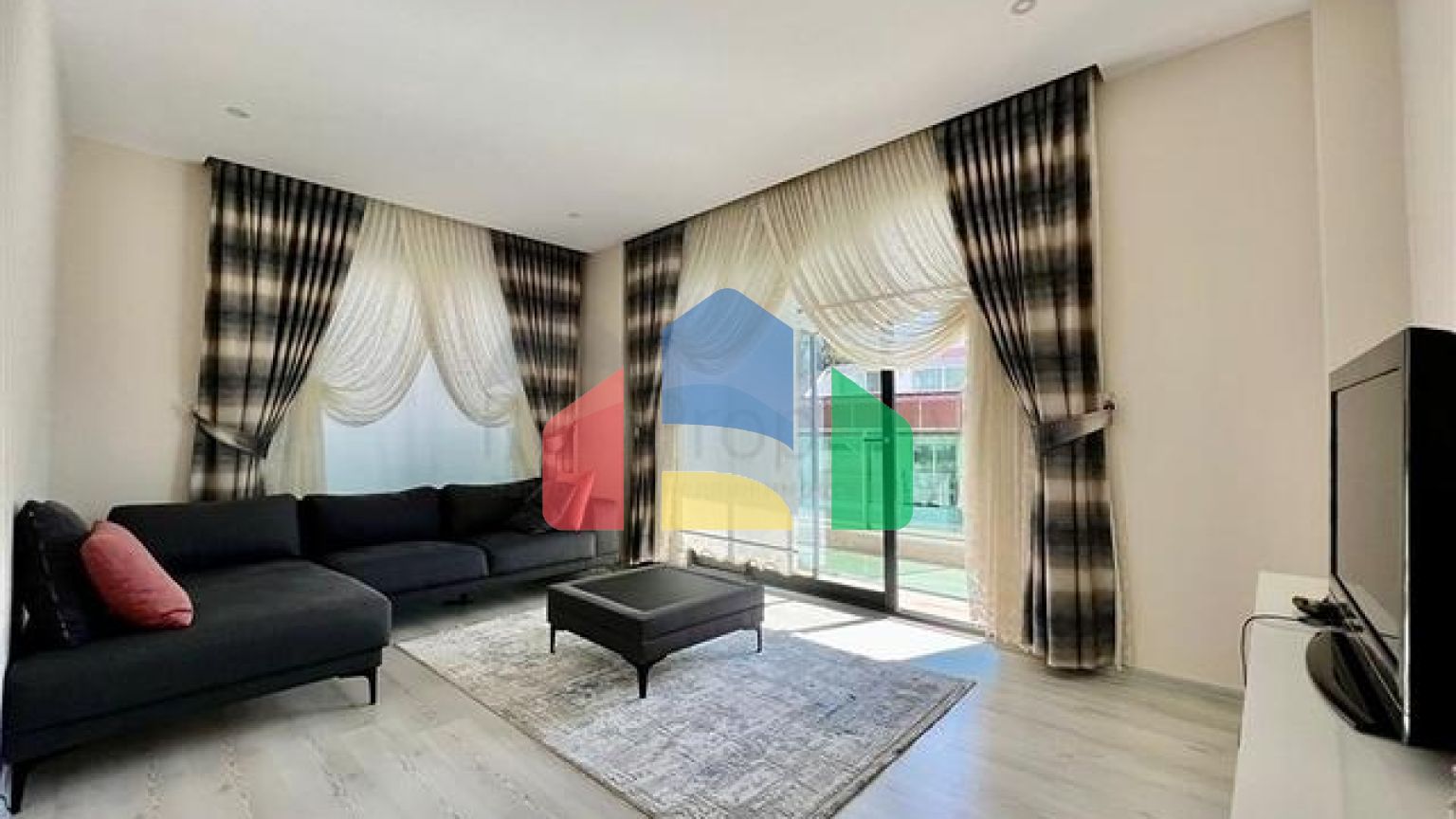 Розкішний пентхаус 4 + 1 на березі Середземного моря