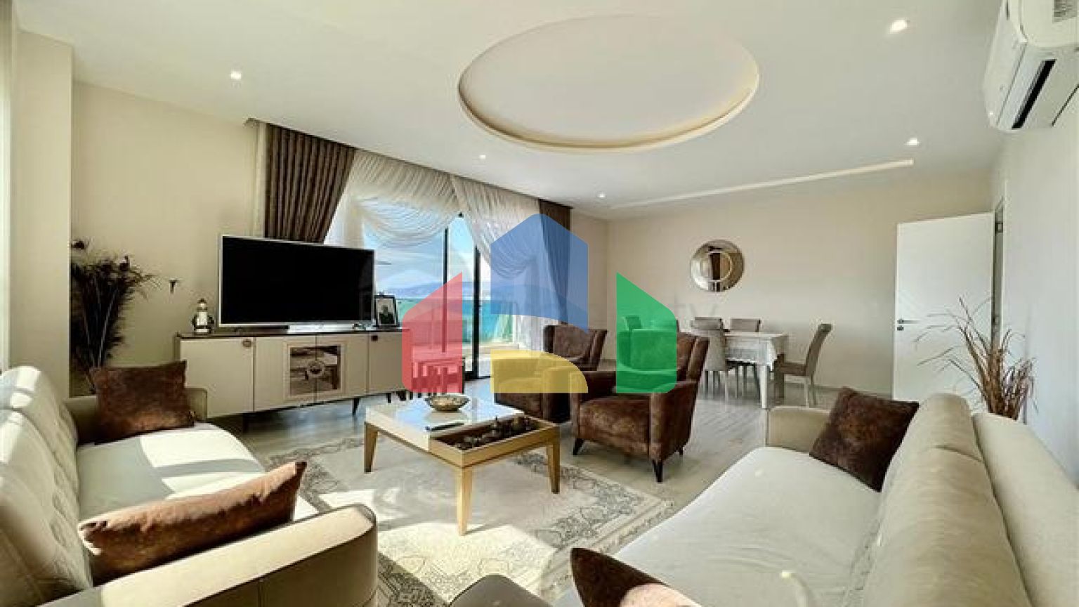 Розкішний пентхаус 4 + 1 на березі Середземного моря