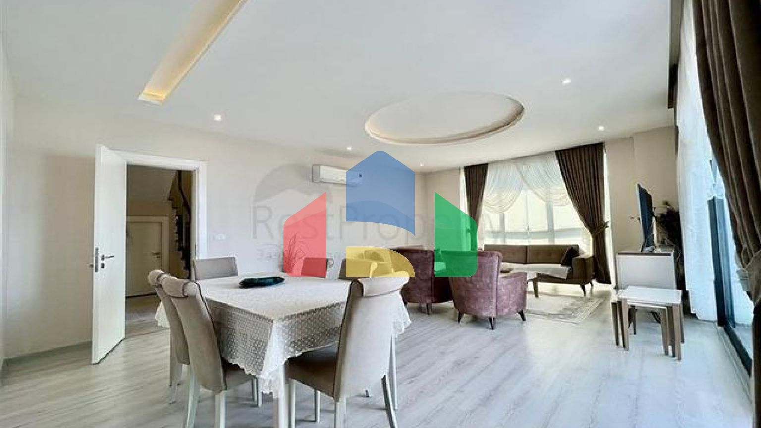 Розкішний пентхаус 4 + 1 на березі Середземного моря