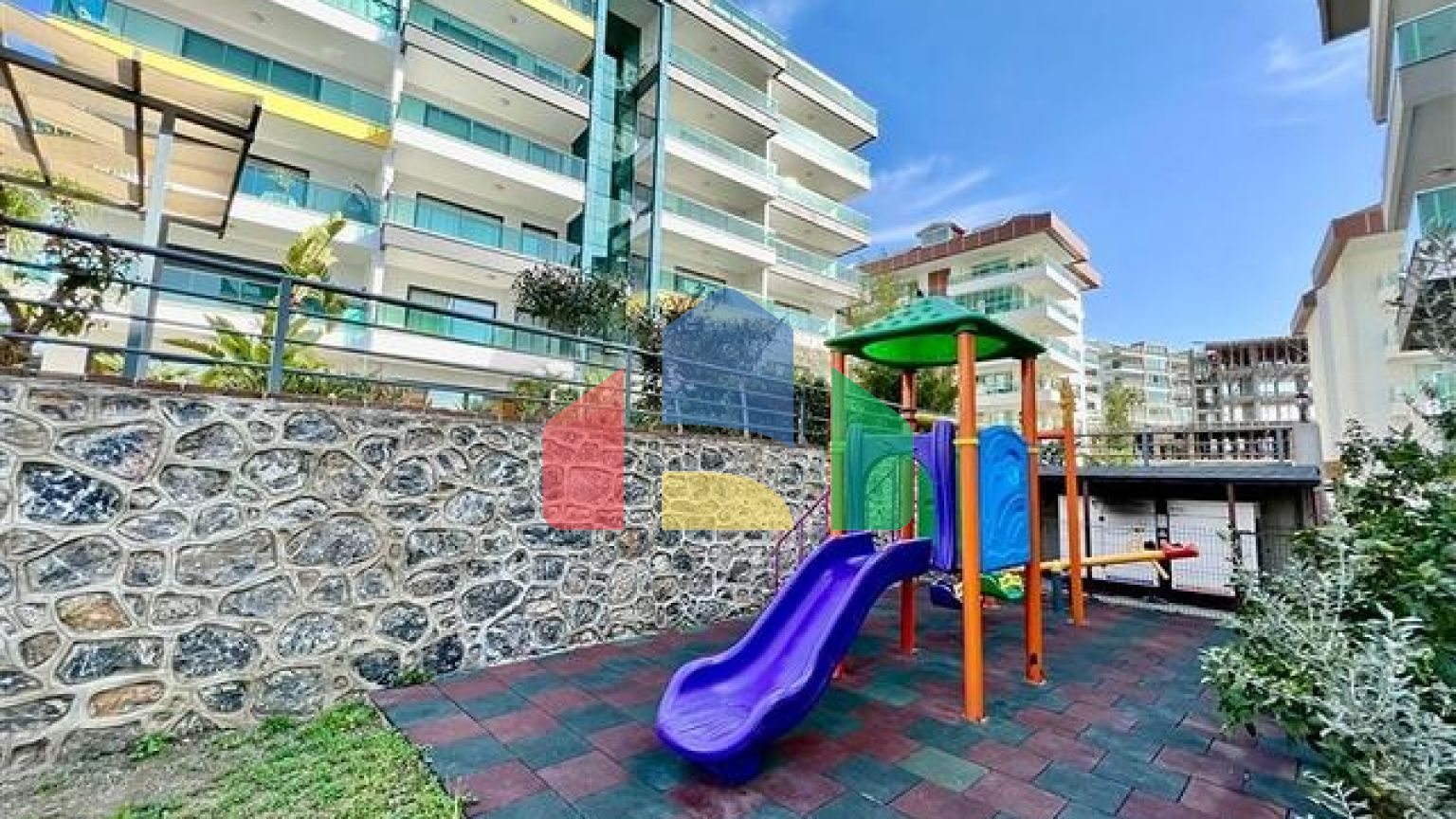 Розкішний пентхаус 4 + 1 на березі Середземного моря