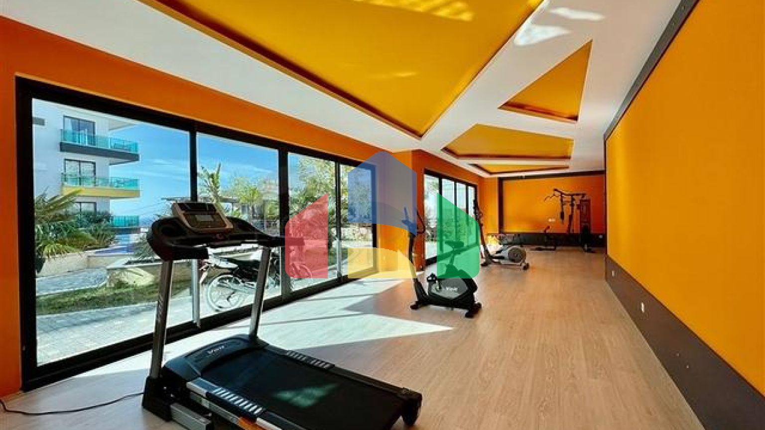 Розкішний пентхаус 4 + 1 на березі Середземного моря