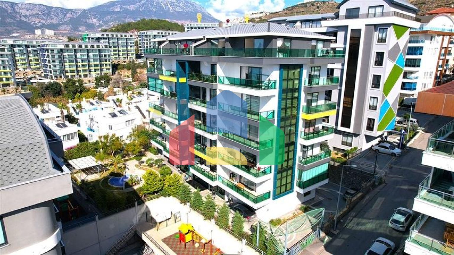 Розкішний пентхаус 4 + 1 на березі Середземного моря