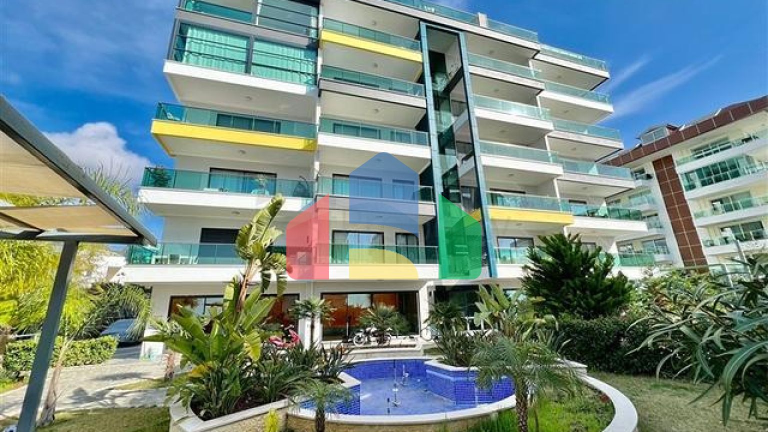 Розкішний пентхаус 4 + 1 на березі Середземного моря