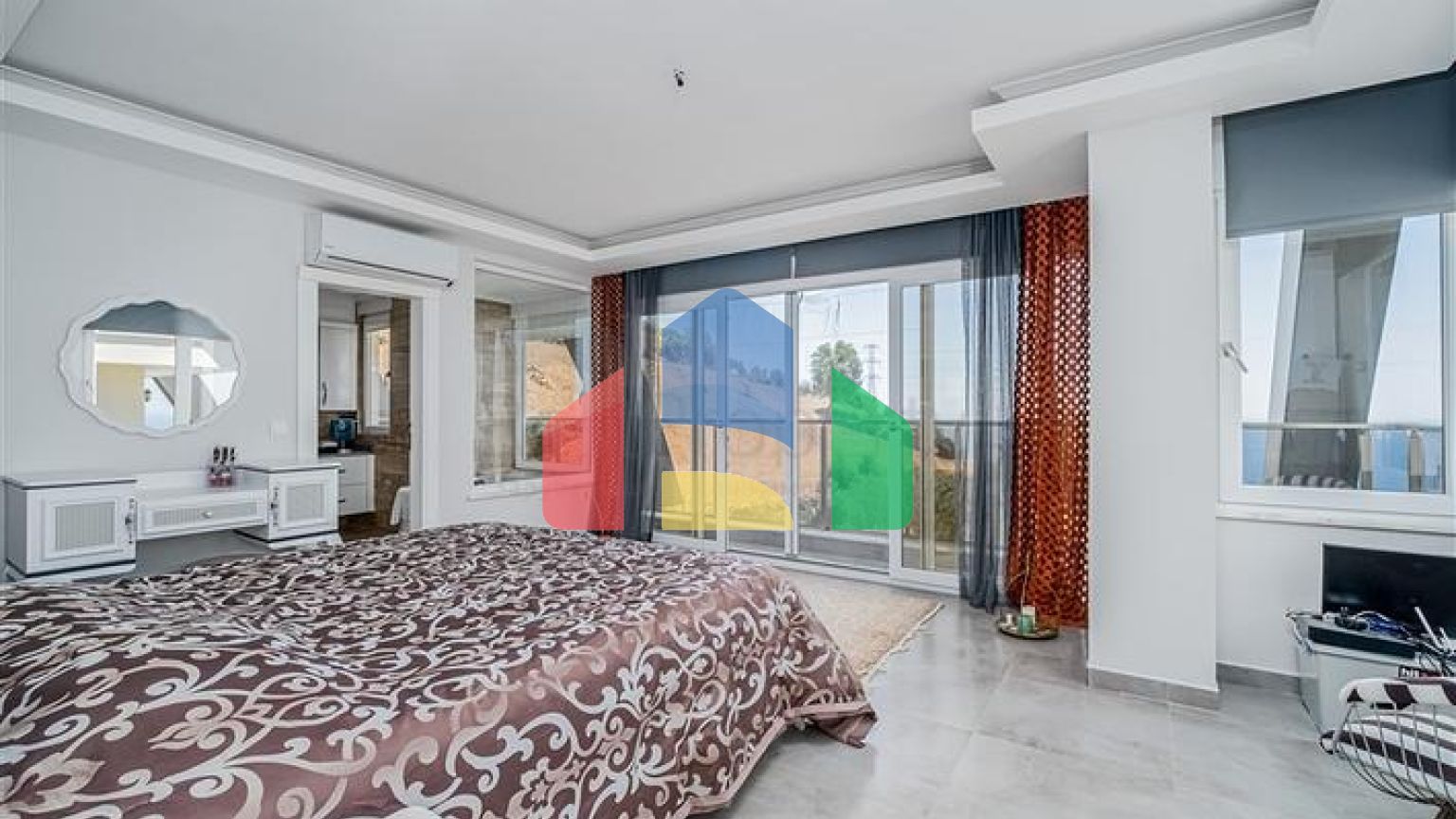 Вілла 3 + 1 з панорамним видом в районі Каргиджак