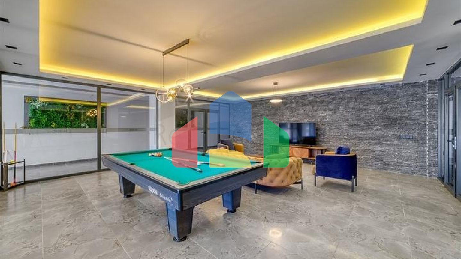 Трёхкомнатный пентхаус с террасой и развитой инфраструктурой в районе Каргыджак