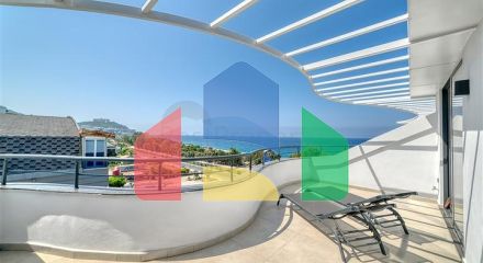 Трёхкомнатный пентхаус с террасой и развитой инфраструктурой в районе Каргыджак