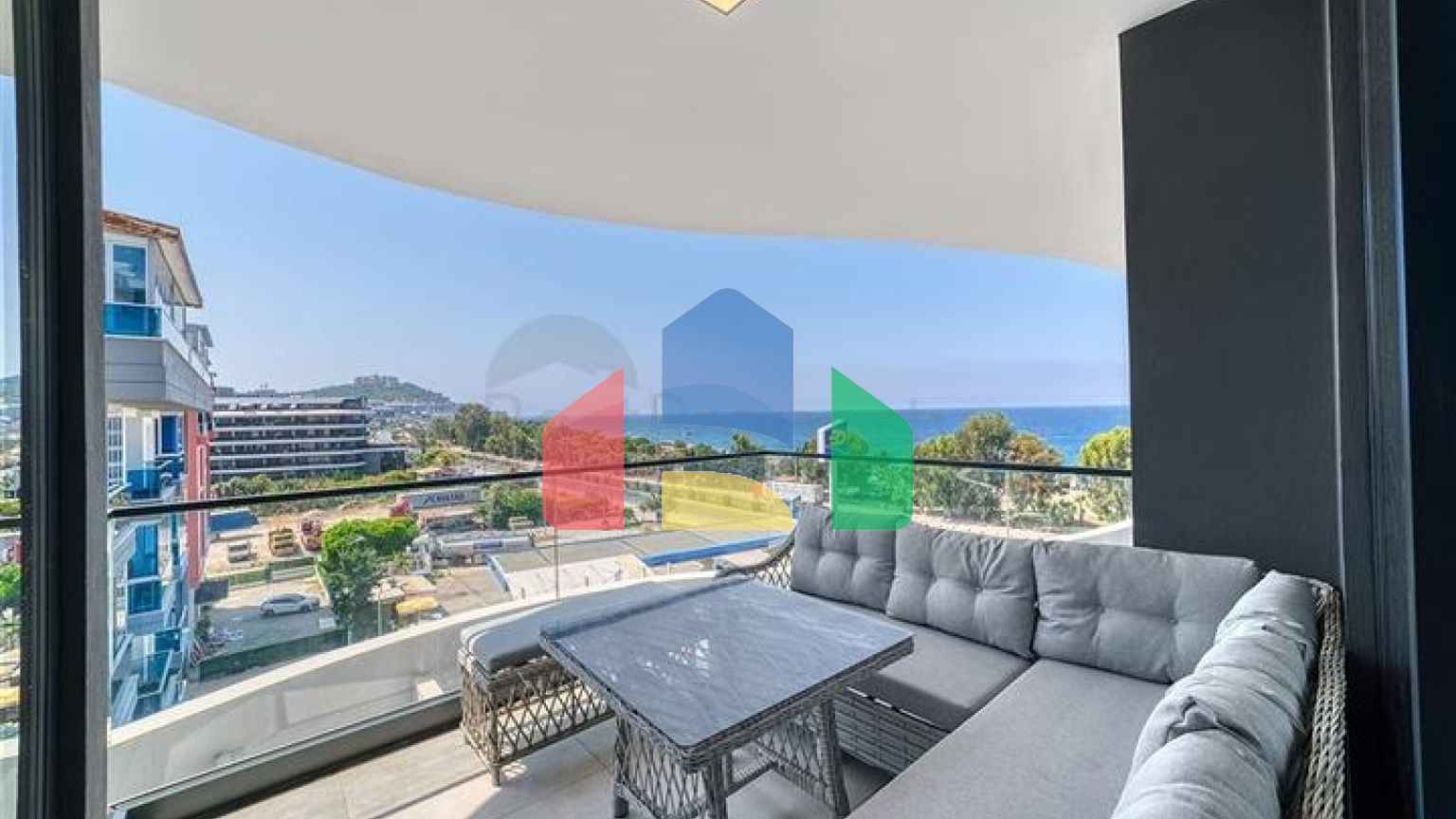 Трёхкомнатный пентхаус с террасой и развитой инфраструктурой в районе Каргыджак