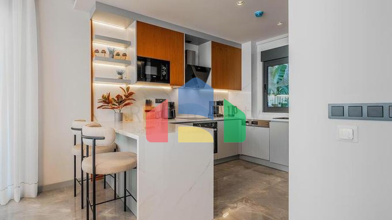 Сучасна вілла 3+1 з терасою і розвиненою інфраструктурою в районі Каргиджак