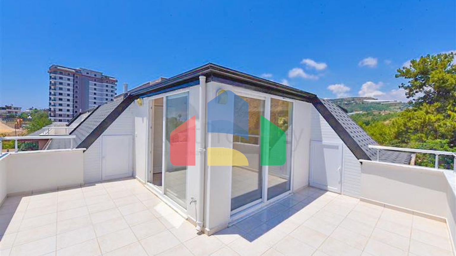 Великий пентхаус 4 + 1 площею 165 м2